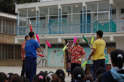 "أحلام للبيع"، مدرسة سيرك فلسطين، مدرسة بنات الأمعري
