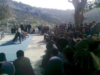 عرض فرقة "مدرسة سيرك فلسطين" في قرية  بتير