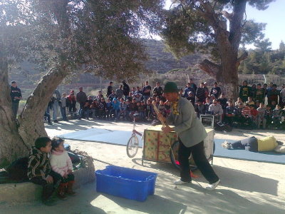 عرض فرقة "مدرسة سيرك فلسطين" في قرية  بتير