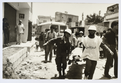 إخلاء الجرحى في مخيم للاجئين الفلسطينيين،  لبنان، 1985- 1986