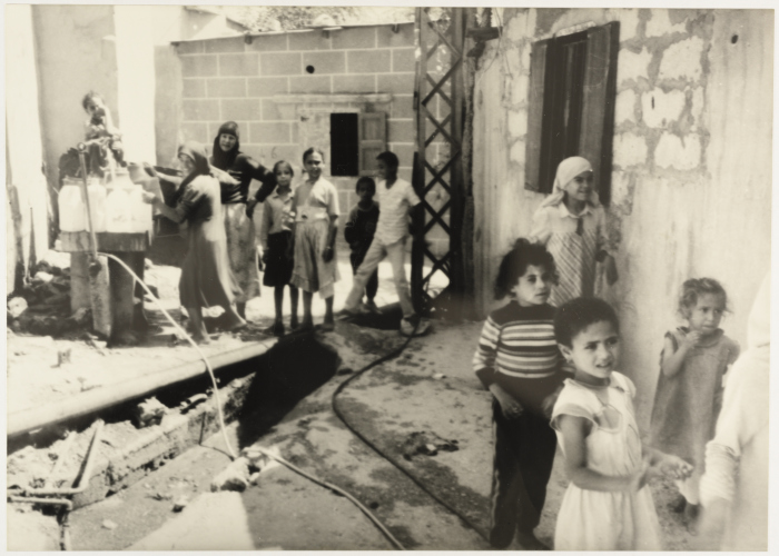 أطفال في طابور الماء، مخيم برج الشمالي، 1980- 1989
