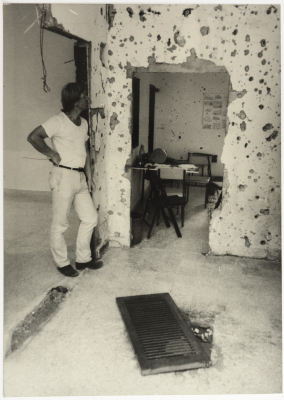 مبنى مدمر من الداخل في مخيم للاجئين، لبنان