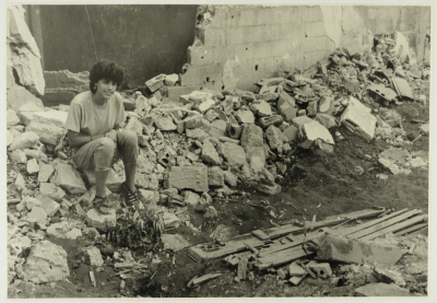 امرأة تجلس فوق الركام، مخيم البص، 1980- 1989