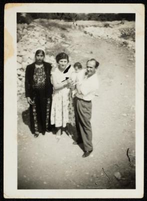 فهيمة عبدالله مع عائلتها، بيرزيت، مطلع ستينيات القرن العشرين