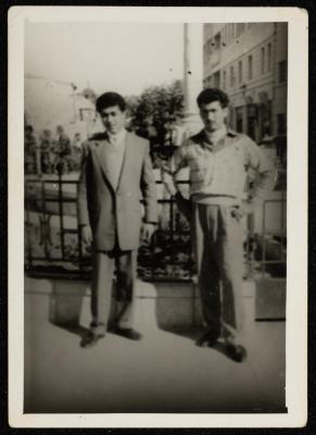 بديع عبدالله برفقة صديقه، الكويت، مطلع ستينيات القرن العشرين