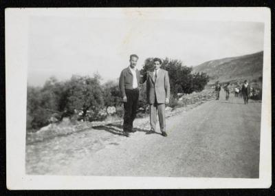 بديع عبدالله مع صديقه، بيرزيت، مطلع خمسينيات القرن العشرين