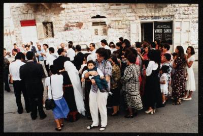 مجموعة أشخاص أثناء حفل زفاف عيسى عبدالله، بيرزيت، 1988