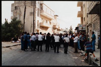 مجوعة أشخاص أثناء حفل زفاف عيسى عبدالله، بيرزيت، 1988