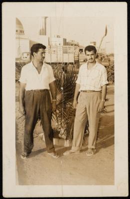 عيسى عبدالله مع صديقه، بيرزيت، مطلع خمسينيات القرن العشرين
