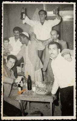 بديع عبدالله مع أصدقائه، الكويت، مطلع ستينيات القرن العشرين