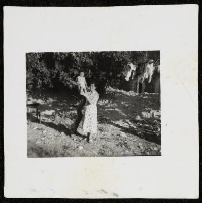 مانويلا عبدالله وابنها زياد، بيرزيت، مطلع ستينيات القرن العشرين