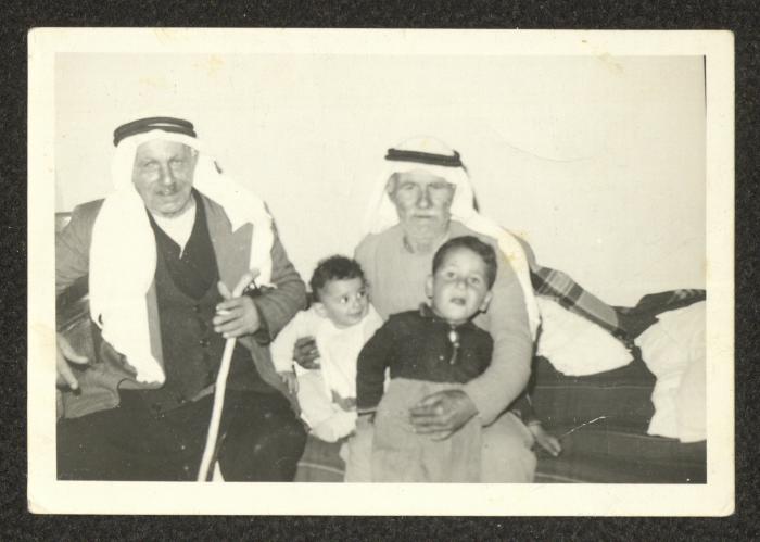 الطفلان جريس عبدالله وفرح العتيق برفقة جديهما، بيرزيت، مطلع ستينيات القرن العشرين