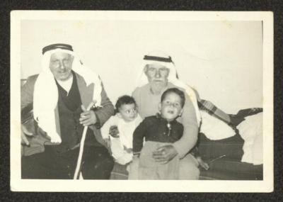 الطفلان جريس عبدالله وفرح العتيق برفقة جديهما، بيرزيت، مطلع ستينيات القرن العشرين