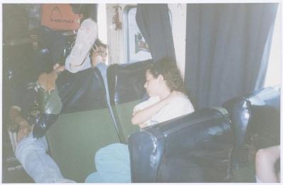 أعضاء من فرقة الفنون خلال سفرهم إلى العراق، 1996 