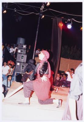 أحد أفراد فرقة الفنون خلال أحد العروض