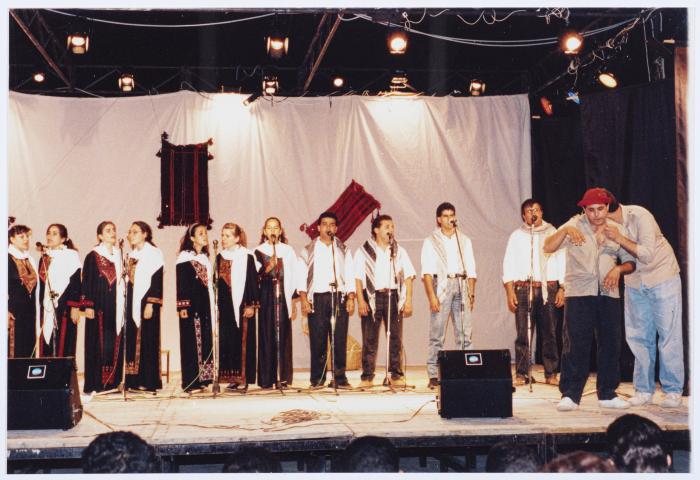 فرقة سنابل يغنون في مهرجان التراث في جامعة بيرزيت