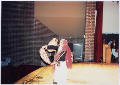 أعضاء فرقة الفنون الشعبية في عرض 