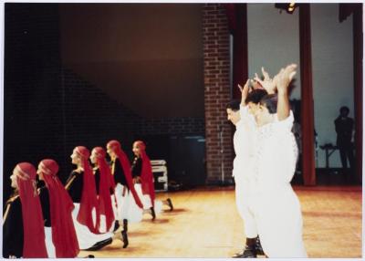 أعضاء فرقة الفنون الشعبية في عرض 