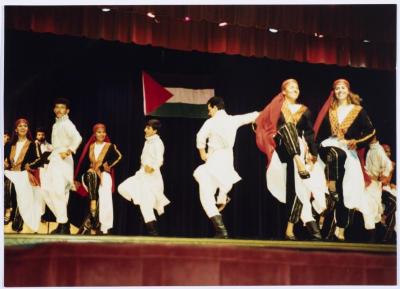 أعضاء فرقة الفنون الشعبية في عرض 