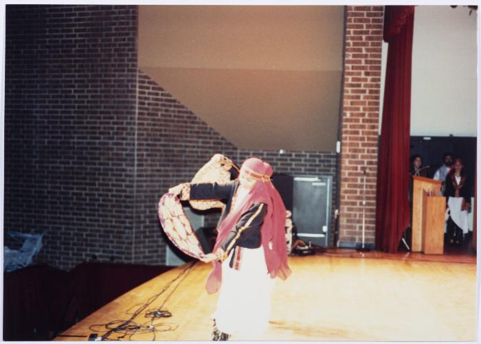 أعضاء فرقة الفنون الشعبية في عرض 