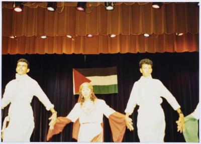 فرقة الفنون خلال عرض "مرج بن عامر"، أمريكا، 1991 