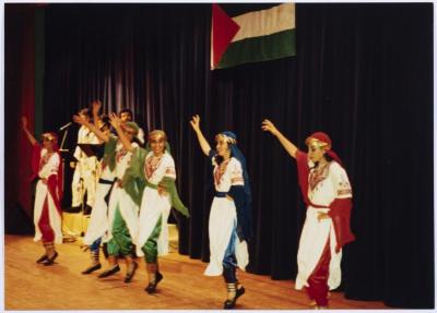 فرقة الفنون خلال عرض "مرج بن عامر"، أمريكا، 1991 