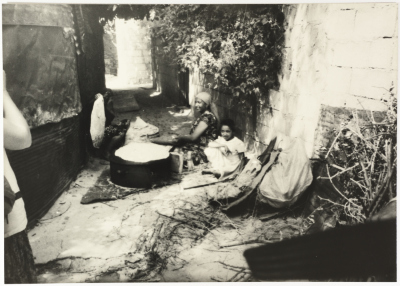  نسوة فلسطينيات، مخيم الرشيدية، 1980- 1989