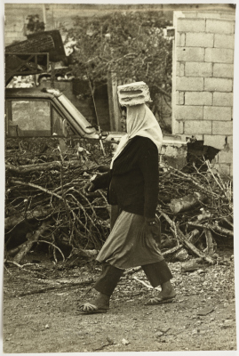 امرأة  في مخيم الرشيدية، 1980- 1989