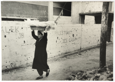 امرأة في مخيم للاجئين الفلسطينيين، لبنان، 1980- 1989