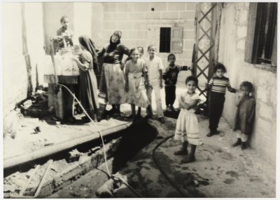 أطفال في طابور للحصول على الماء، مخيم برج الشمالي، 1980- 1989