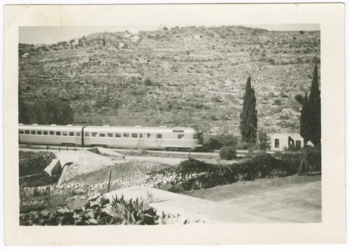 القطار الذي يمر بأراضي قرية بتير، 1957