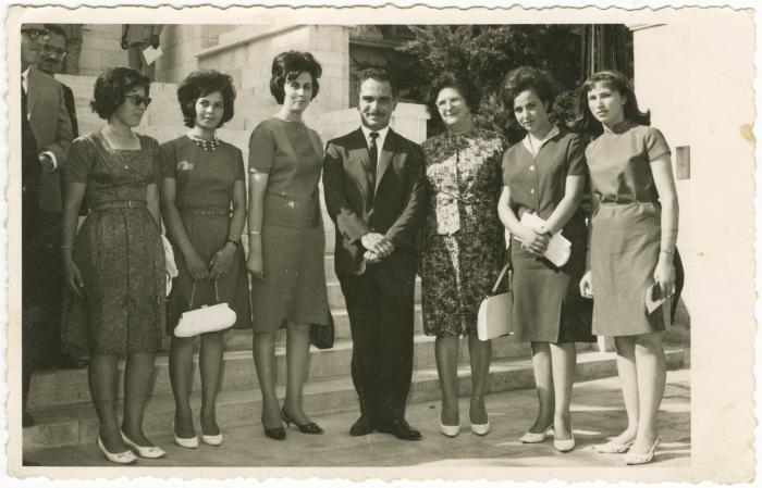 الملك حسين مع طالبات متفوقات في الثانوية العامة ومديراتهن، 1960