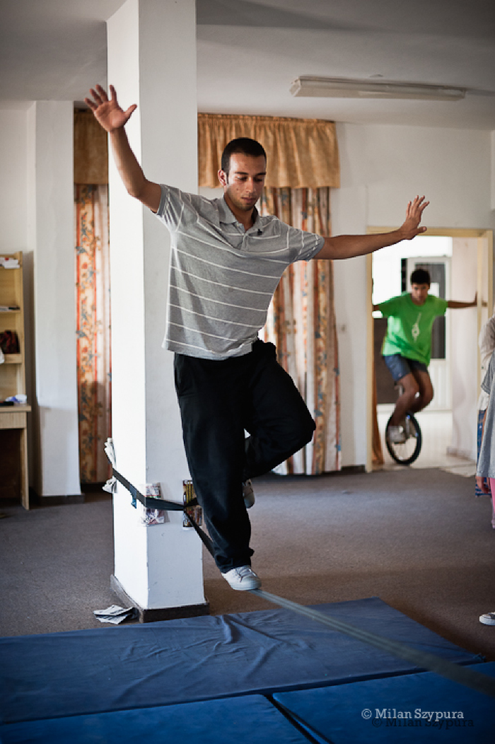 لمحة من مدرسة سيرك فلسطين خلال مدرسة صيفية