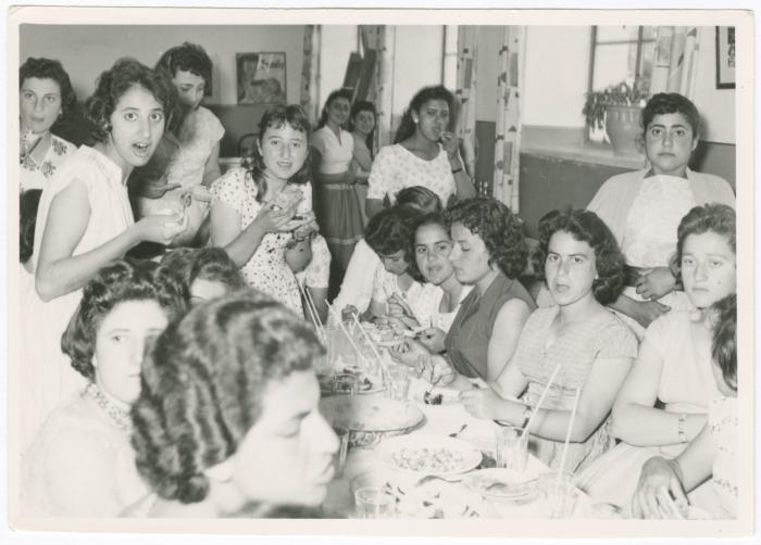حفل وداع لطالبات الثاني ثانوي في مدرسة بنات رام الله الثانوية، 1959