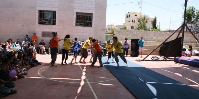 ملمح من عرض لمدرسة سيرك فلسطين في مخيم الجلزون للاجئين الفلسطينيين