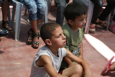 ملمح من عرض لمدرسة سيرك فلسطين في مخيم الجلزون للاجئين الفلسطينيين