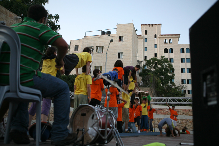 عرض لمدرسة سيرك فلسطين في مهرجان 
