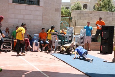 ملمح من عرض لمدرسة سيرك فلسطين في مخيم الجلزون للاجئين الفلسطينيين