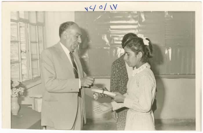 حفل تخريج الصف الثالث الإعداي في مدرسة بنات بيرزيت، 1972 