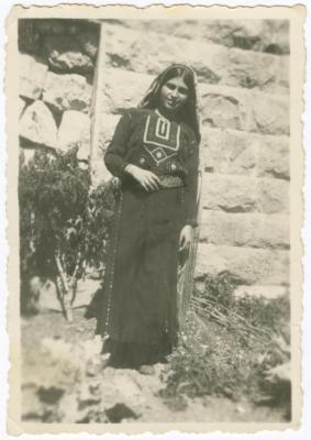 إيمي عرنكي ترتدي الثوب الفلسطيني، بيرزيت، 1940 