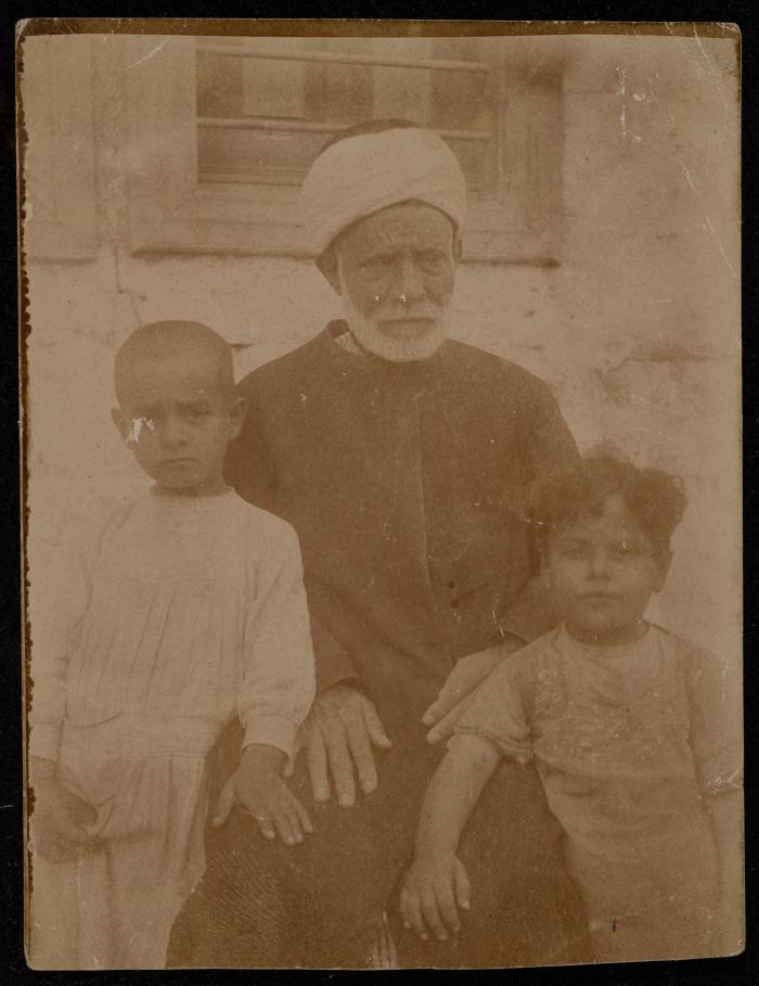 خليل إبراهيم برفقة ابنيه محمد ومنير، طيبة المثلث، 1930