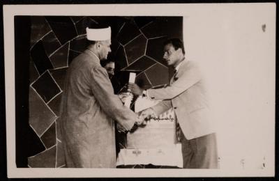 إبراهيم القطان يكرِّم أحد طلاب مركز تدريب المعلمين، رام الله، 1963