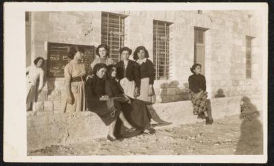 بدرية شاهين وزميلاتها المعلمات في المدرسة، قلقيلية، 8 كانون الثاني 1955