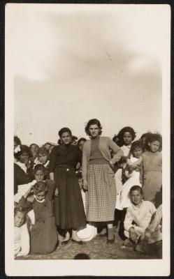 بدرية شاهين وزميلتها برفقة طالبات مدرسة قلقيلية، 8 كانون الثاني 1955