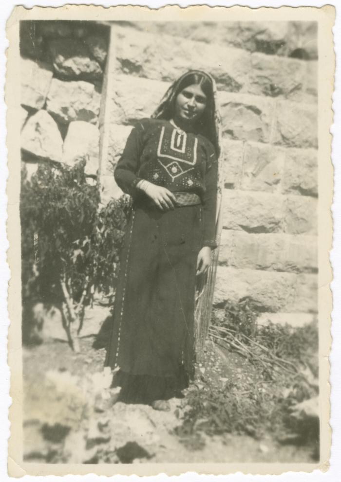 إيمي عرنكي ترتدي الثوب الفلسطيني، بيرزيت، 1940 