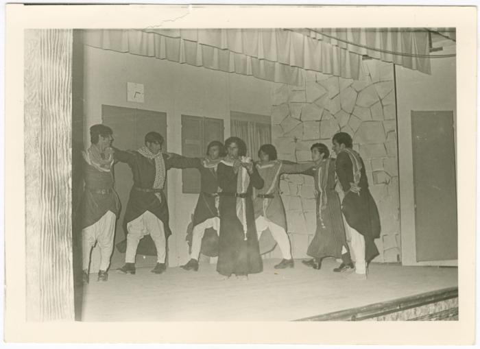 مجموعة من الشبان يقدمون عرضاً للدبكة، بيزيت، 13 أيار 1974 