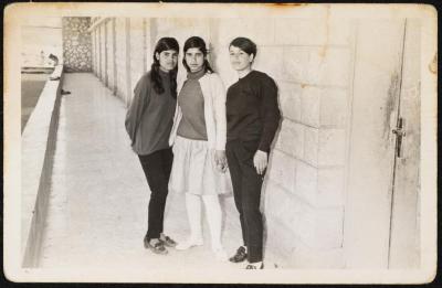 عبلة الريماوي برفقة زميلاتها في المدرسة، 21 آذار 1971