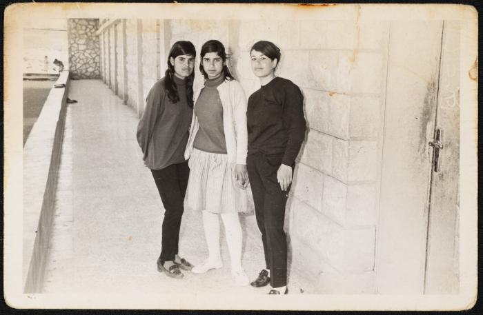 عبلة الريماوي برفقة زميلاتها في المدرسة، 21 آذار 1971