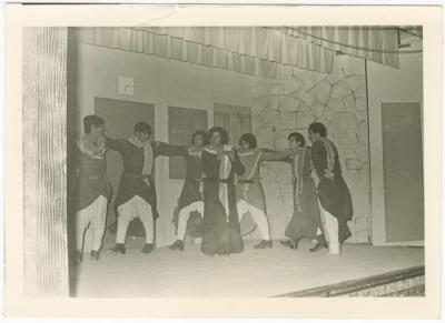 مجموعة من الشبان يقدمون عرضاً للدبكة، بيزيت، 13 أيار 1974 