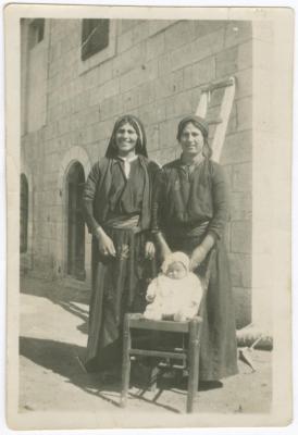 أمل ولولو ناصر والطفلة إيمي عرنكي، بيرزيت، 1922 